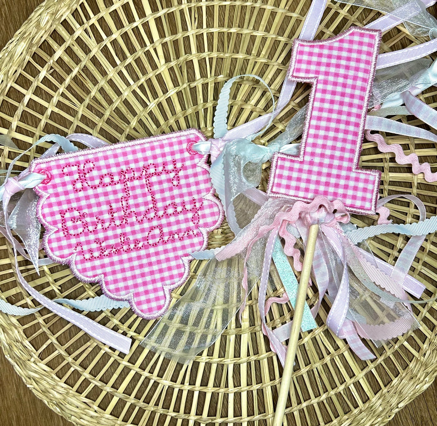 Scalloped gingham birthday banner and number